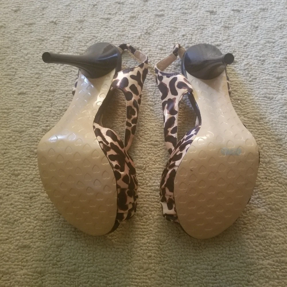 7.5 NWOT Betsy Johnson Leopard heels